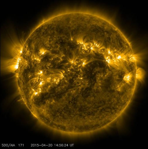 Puntos brillantes y arcos iluminados de material solar flotando en la atmósfera del sol