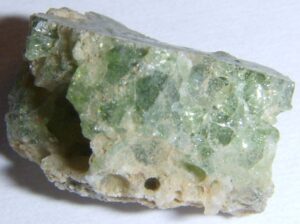 Trinitita y Chernobilita: Los Vidrios Radiactivos Nacidos del Átomo